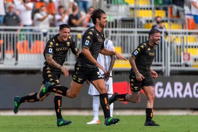  AC米兰客场惊险战平，保留争冠悬念至末轮