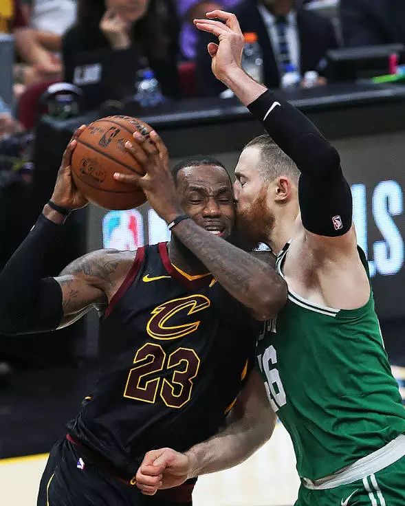  谢菲尔德联定位球防守漏洞，刀锋战士错失领先良机遗憾