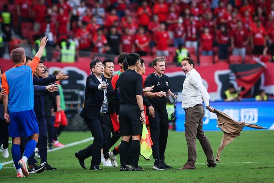  卡利亚里主场球迷助威，撒丁岛雄鹰振翅高飞